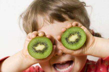 小孩子吃水果分年龄段进食很关键