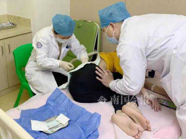 “70万元一针”救命药进医保，柳州16岁男生打上第一针！父亲激动落泪
